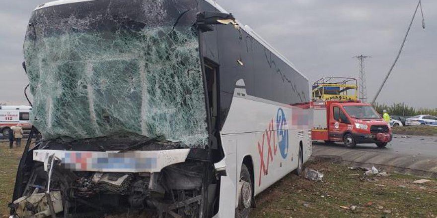 KAMYONLA ÇARPIŞAN YOLCU OTOBÜSÜNDEKİ 9 KİŞİ YARALANDI