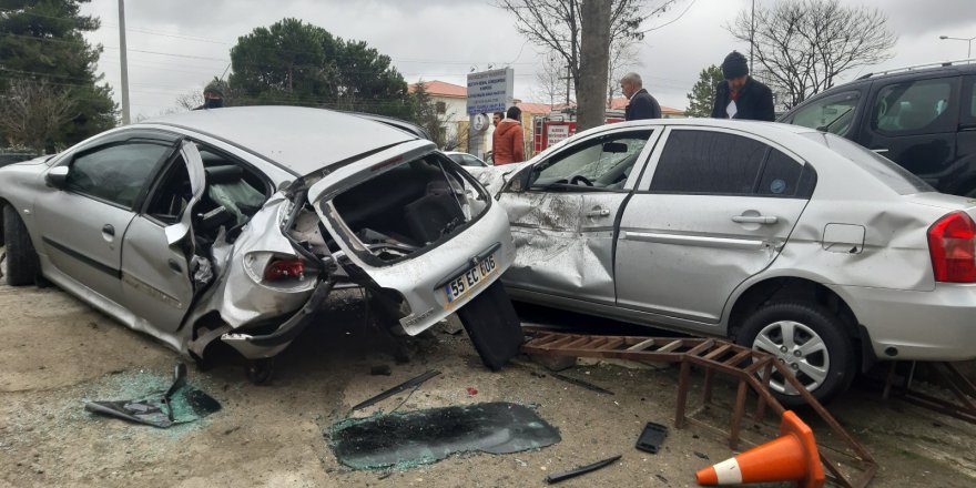 OTOMOBİL PARK HALİNDEKİ OTOMOBİLLEREÇARPTI 1 YARALI 