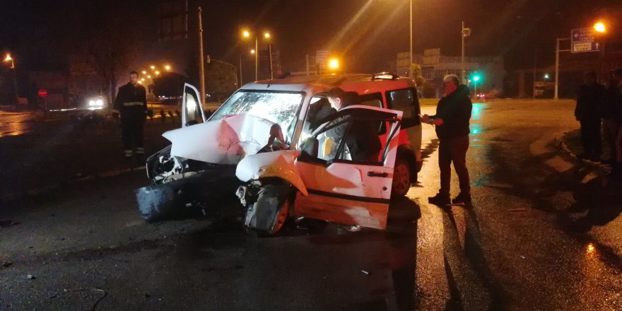 SAMSUN'DA DİREĞE ÇARPAN HAFİF TİCARİ ARACIN SÜRÜCÜSÜ ÖLDÜ