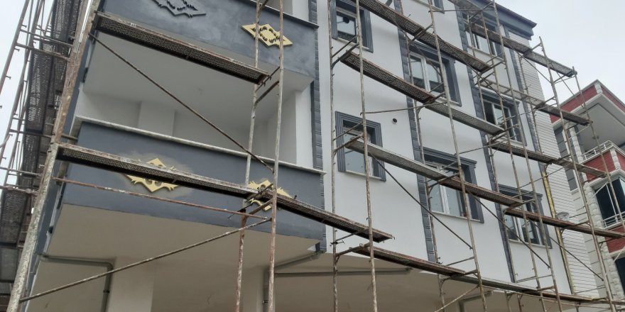 İNŞAATTAN DÜŞEN İŞÇİ YARALANDI