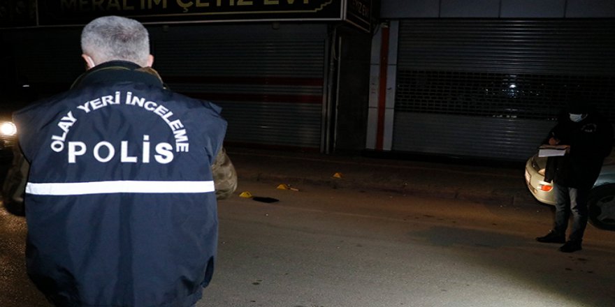 POLİS, EVDE MAHSUR KALAN YAŞLI KADINI YANGINDAN SIRTINDA TAŞIYARAK KURTARDI