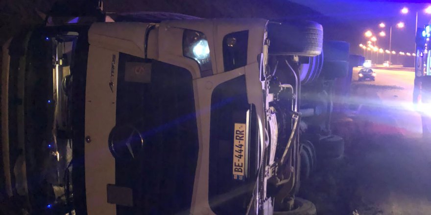 SAMSUN'DA DEVRİLEN TIRIN SÜRÜCÜSÜ YARALANDI