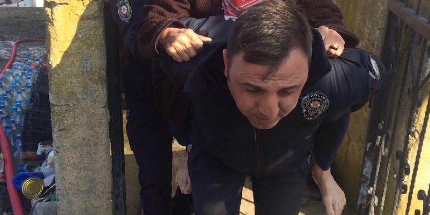 POLİS, EVDE MAHSUR KALAN YAŞLI KADINI YANGINDAN SIRTINDA TAŞIYARAK KURTARDI