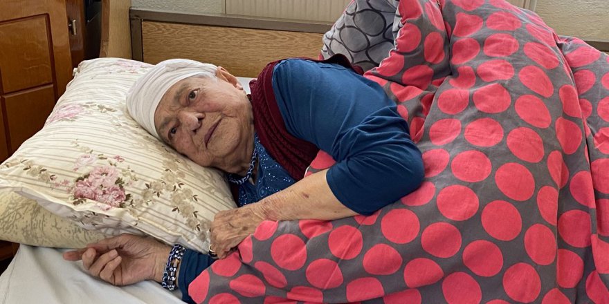 YAŞLI KADIN, YANGINDAN KENDİSİNİ SIRTINA ALARAK KURTARAN POLİSE TEŞEKKÜR ETTİ