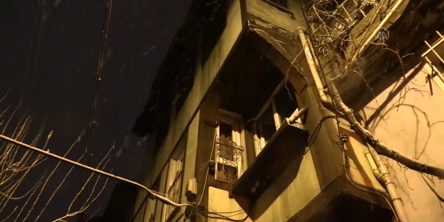 ÜÇ KATLI AHŞAP EVDE ÇIKAN YANGINDA DUMANDAN ETKİLENEN BİR KİŞİ HASTANEYE KALDIRILDI.