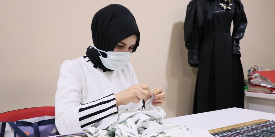 EVDEKİ PERDEYİ ELBİSEYE DÖNÜŞTÜRDÜ ŞİMDİ YENİ TASARIMLARIN PEŞİNDE
