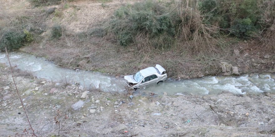 SAMSUN'DA DEREYE YUVARLANAN OTOMOBİLDEKİ BABA VE OĞUL YARALANDI
