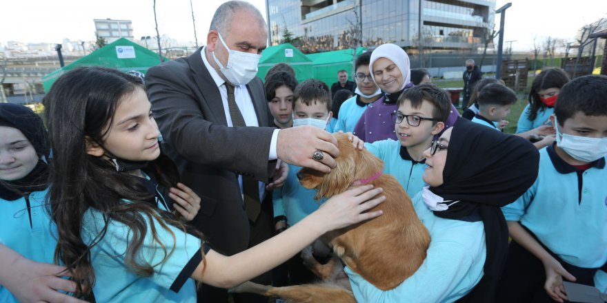 BAŞKAN SANDIKÇI ÖĞRENCİLERLE “YERLİ TOHUM” EKİMİ YAPTI