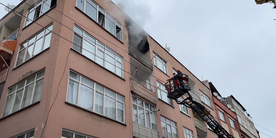 SAMSUN'DA BİR EVDE ÇIKAN YANGIN HASARA NEDEN OLDU