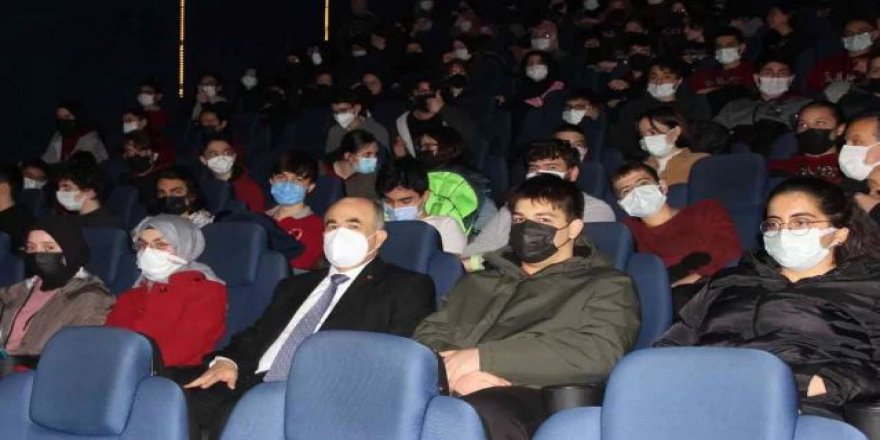 SAMSUN VALİSİ DAĞLI, ÖĞRENCİLERLE MALAZGİRT 1071 SİNEMA FİLMİNİ İZLEDİ