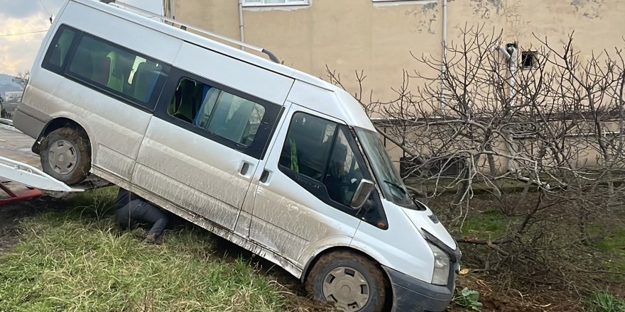 SAMSUN'DA OKUL SERVİSİ BAHÇEYE YUVARLANDI 5 ÖĞRENCİ YARALANDI