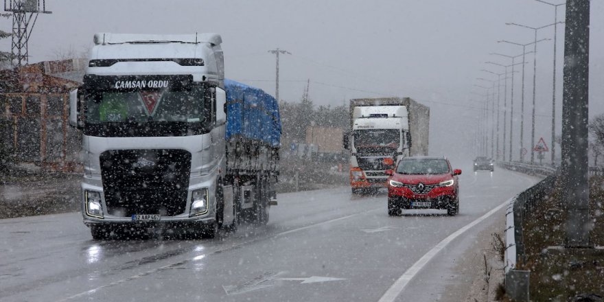 SAMSUN-ANKARA KARA YOLUNUN ÇORUM KESİMİNDE KAR ULAŞIMI GÜÇLEŞTİRDİ