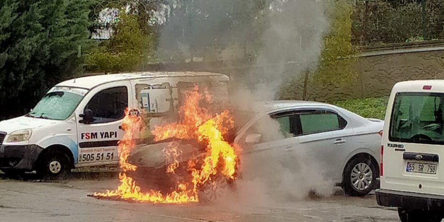 SAMSUN'DA OTOMOBİLİN PARK HALİNDEYKEN ALEV ALMASI GÜVENLİK KAMERASINDA