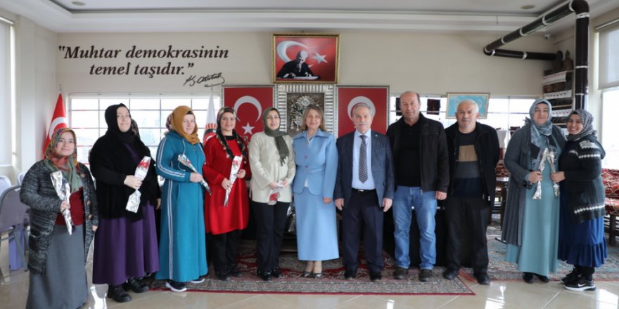 KADINLAR GÜNÜ’NÜ ÇİÇEKLERLE KUTLADI