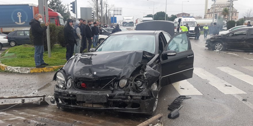 ÇARŞAMBA İLÇESİNDE BİR OTOMOBİLİN 2 ARACA ÇARPMASI SONUCU 2 KİŞİ YARALANDI