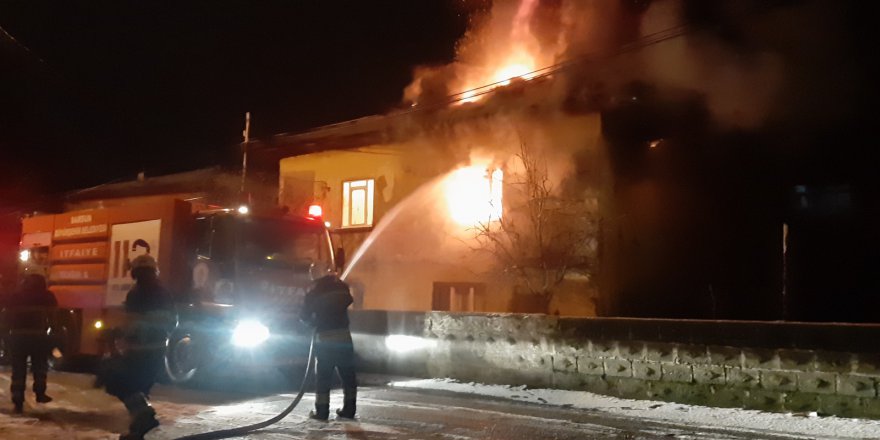 ÇARŞAMBA’DA İKİ KATLI EV KÜLE DÖNDÜ