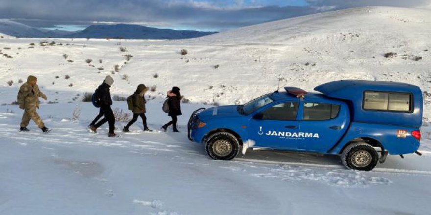 YOLU KARDAN KAPANAN MAHALLEDEKİ HASTANIN İMDADINA JANDARMA YETİŞTİ