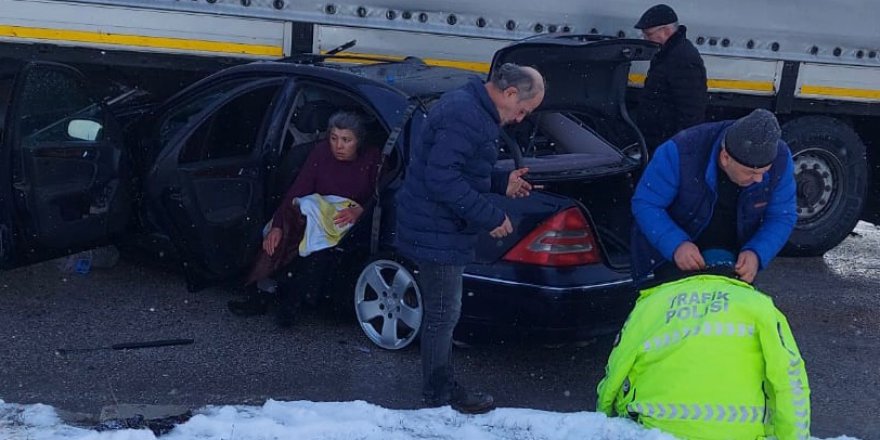 SAMSUN'DA OTOMOBİLİN TIRLA ÇARPIŞTIĞI KAZADA 5 KİŞİ HAFİF YARALANDI