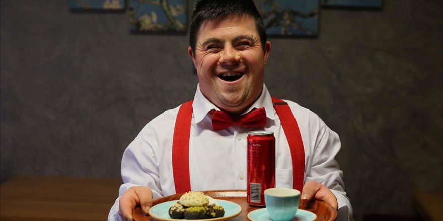'GLÜTENSİZ BİR BAŞKA KAFE'NİN 'ÖZEL' GARSONU ÇALIŞKANLIĞIYLA TAKDİR TOPLUYOR