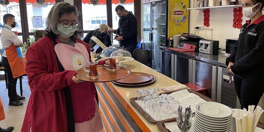 DOWN SENDROMLU KAFE ÇALIŞANLARI HER AY ANNELERİNİ SEVİNDİRİYOR