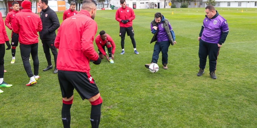 DOWN SENDROMLU ÇOCUKLAR SAMSUNSPORLU FUTBOLCULARLA BULUŞTU