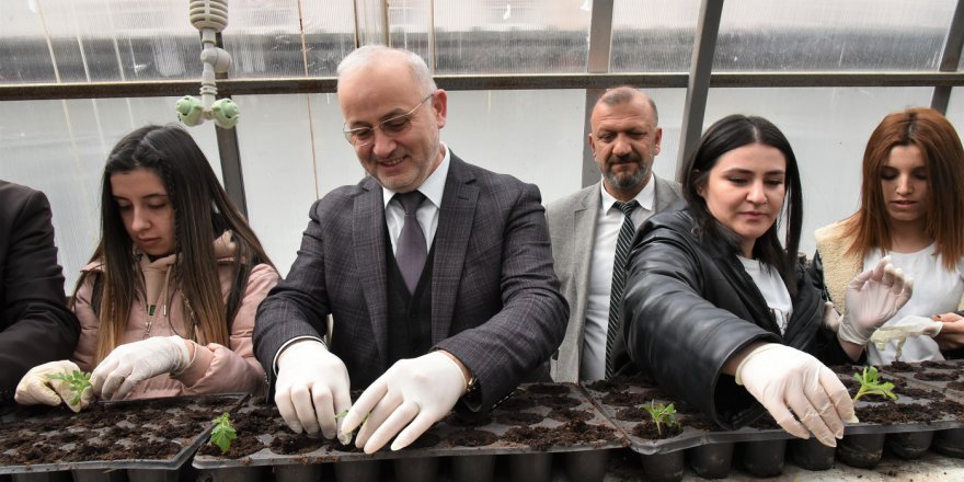 REKTÖR ÜNAL, SOSYAL SORUMLULUK PROJESİ KAPSAMINDA ÖĞRENCİLERLE ÇİÇEK EKTİ