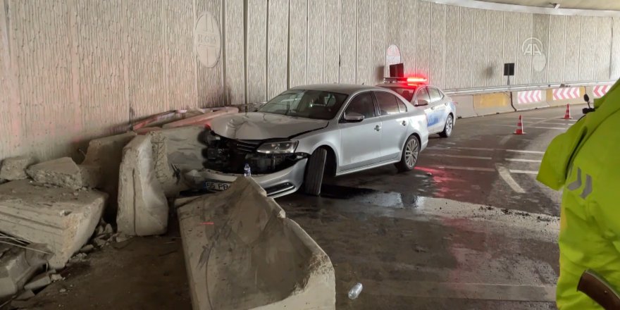 SAMSUN'DA ALT GEÇİTTE BETON BARİYERE ÇARPAN OTOMOBİLDEKİ 2 KİŞİ YARALANDI