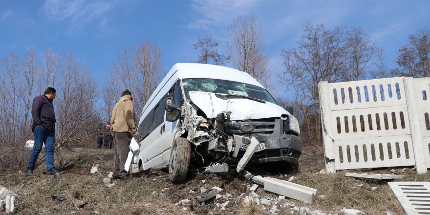 SAMSUN'DA MİNİBÜSÜN BETON ÇİTE ÇARPMASI SONUCU 3 KİŞİ YARALANDI