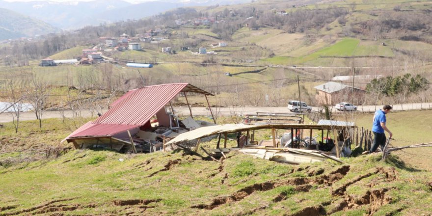 SAMSUN'UN İLKADIM İLÇESİNDE ERİYEN KAR SULARI HEYELANA NEDEN OLDU