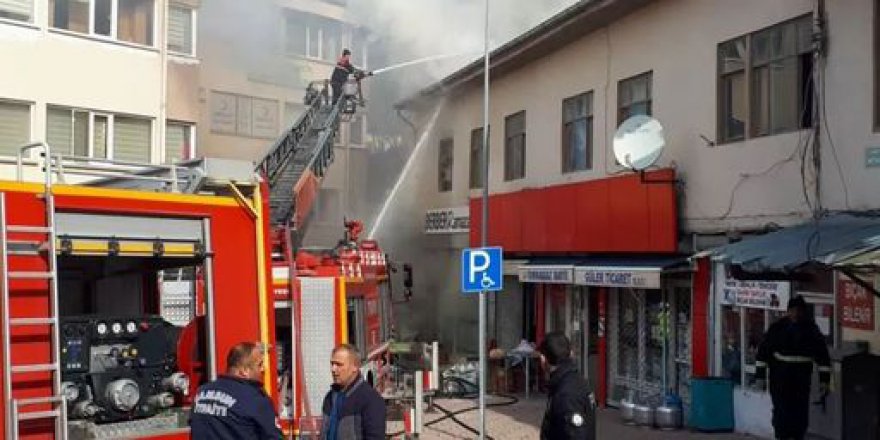 SAMSUN'DA İKİ KATLI BİNADA ÇIKAN YANGIN SÖNDÜRÜLDÜ