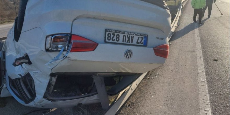 SAMSUN'DA DEVRİLEN OTOMOBİLDEKİ ASTSUBAY İLE YANINDAKİ KİŞİ YARALANDI