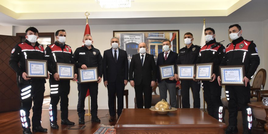 BANKA HESABINA 16 MİLYAR LİRA AKTARAN İKİ KARDEŞİ YAKALAYAN POLİSLERE BAŞARI BELGESİ