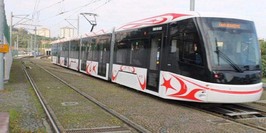 SAMSUN'DA VİNÇ TRAMVAY TELLERİNE ÇARPTI