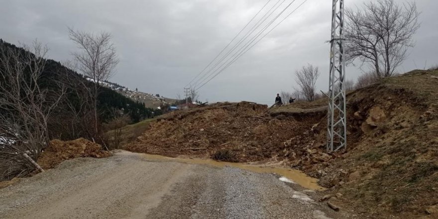 SAMSUN'UN ALAÇAM İLÇESİNDE MAHALLE YOLU HEYELAN NEDENİYLE TRAFİĞE KAPATILDI