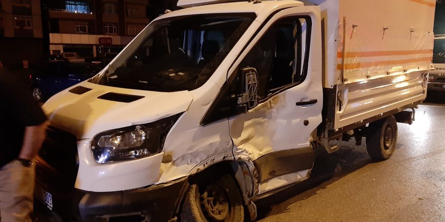KAMYON KAMYONETE ÇARPTI : 1 YARALI 