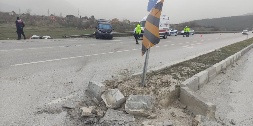 REFÜJE ÇARPAN OTOMOBİLDEKİ 1 KİŞİ ÖLDÜ, 2 KİŞİ YARALANDI