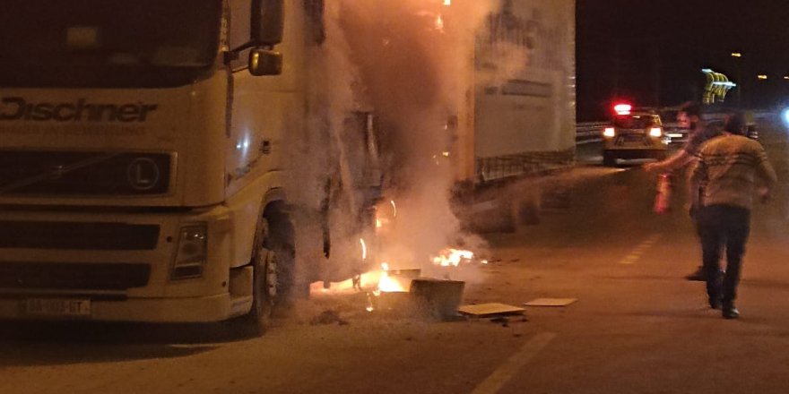 SAMSUN’DA MOBİLYA YÜKLÜ TIRDA ÇIKAN YANGIN SÖNDÜRÜLDÜ