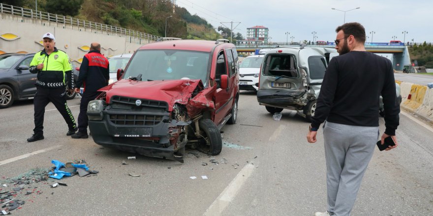 SAMSUN'DA İKİ HAFİF TİCARİ ARACIN ÇARPIŞMASI SONUCU BİR KİŞİ YARALANDI