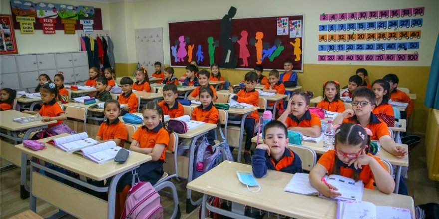 ÖĞRENCİLER SINIFLARA MASKESİZ GİRMENİN MUTLULUĞUNU YAŞADI