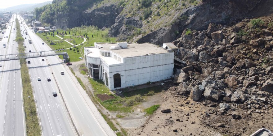 SAMSUN'DA HEYELAN NEDENİYLE İKİ KATLI BİNA ZARAR GÖRDÜ