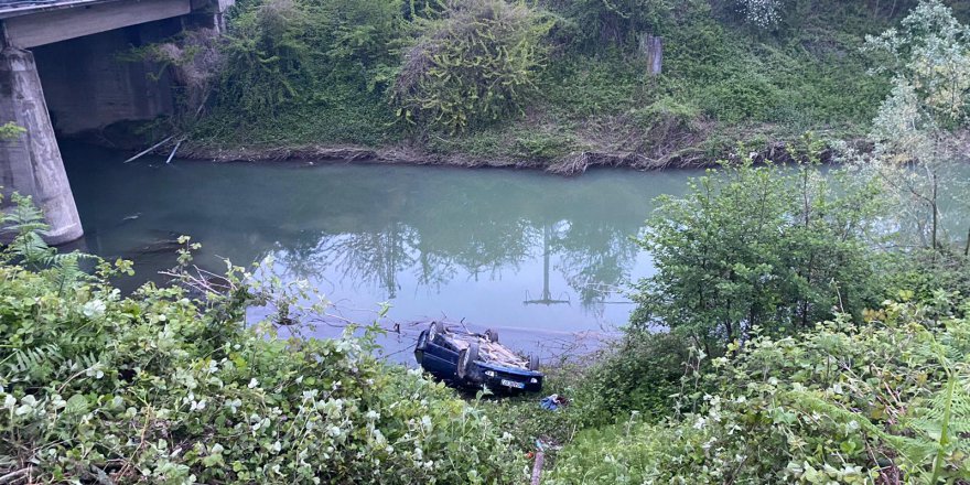 SAMSUN'UN ÇARŞAMBA İLÇESİNDE DEREYE DEVRİLEN OTOMOBİLDEKİ 4 KİŞİ YARALANDI.
