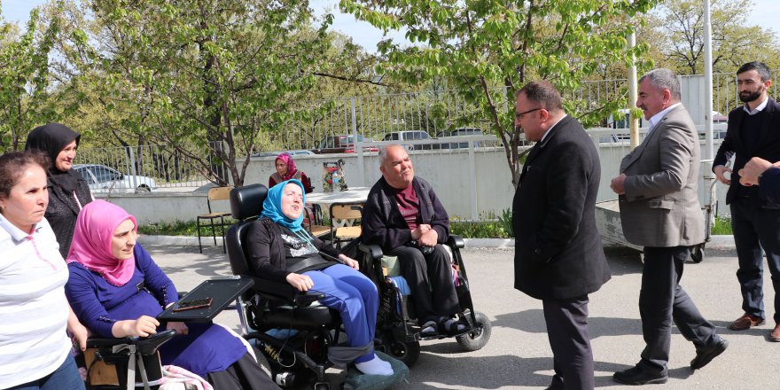 KAYMAKAM NAYMAN VE BAŞKAN ÖZDEMİR, HUZUREVİ SAKİNLERİYLE BAYRAMLAŞTI