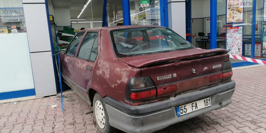SAMSUN'UN ÇARŞAMBA İLÇESİNDE FREN YERİNE GAZA BASAN SÜRÜCÜNÜN OTOMOBİLİ MARKETE GİRDİ.