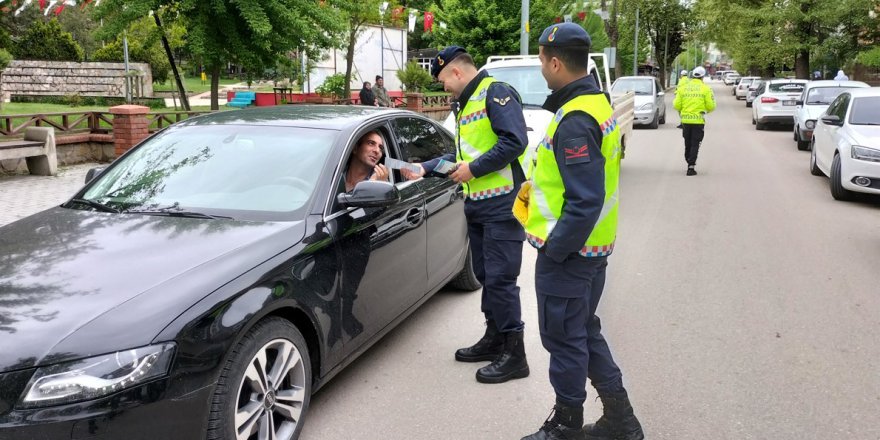VEZİRKÖPRÜ'DE YAYALAR İÇİN 5 ADIMDA GÜVENLİ TRAFİK DENETİMİ YAPILDI