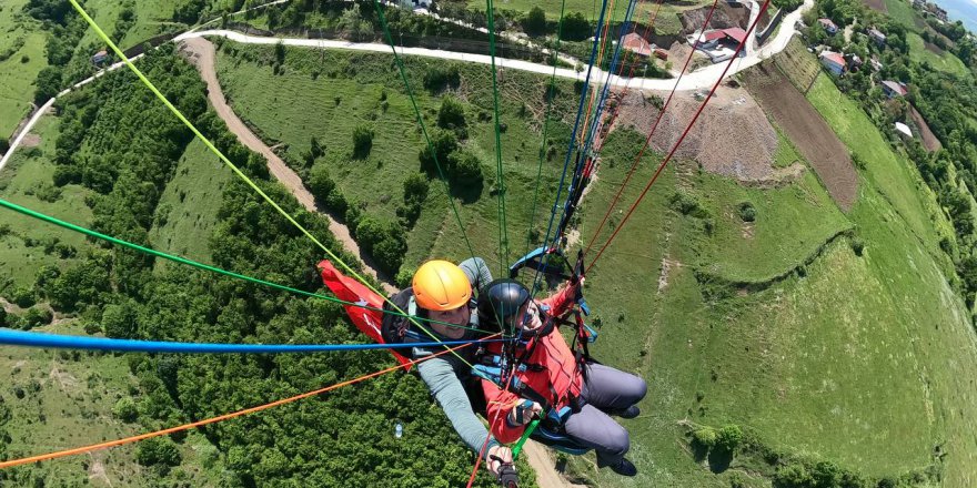 SAMSUN'DA "19 MAYIS" DOLAYISIYLA YAMAÇ PARAŞÜTÜ GÖSTERİSİ DÜZENLENDİ