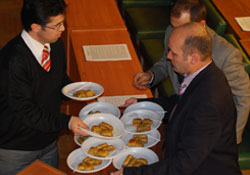 Tok, baklava ikram etti