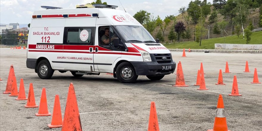 ZAMANLA YARIŞAN 112 ACİL SERVİS AMBULANS SÜRÜCÜLERİNE ZORLU TRAFİK EĞİTİMİ