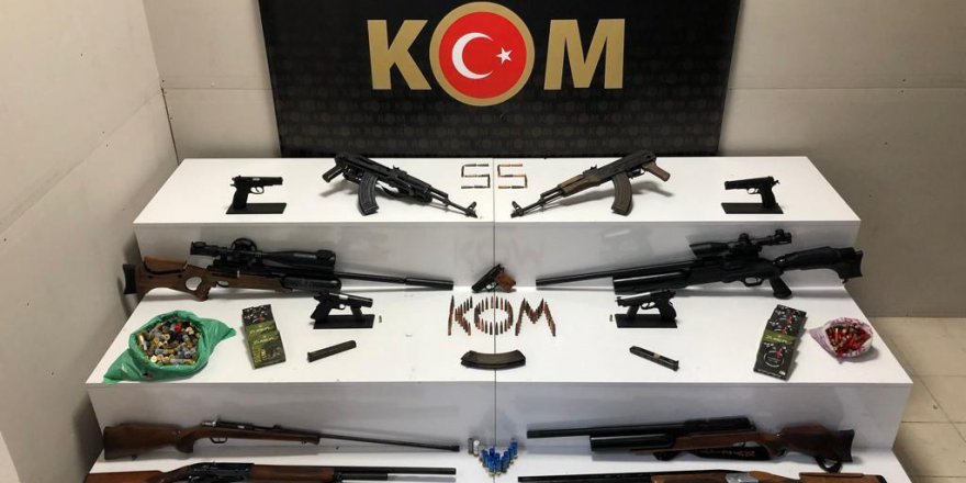 SAMSUN'DA KİRALIK ÇİFTLİKTE 2 KALAŞNİKOF İLE ÇOK SAYIDA SİLAH VE MÜHİMMAT ELE GEÇİRİLDİ