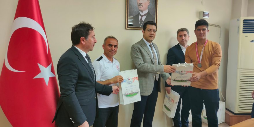 KAYMAKAM ÖZ ŞAMPİYONLARI AĞIRLADI