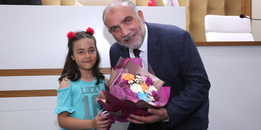 SANDIKÇI’YI ZİYARET EDEN ÖĞRENCİ MUTLULUKTAN AĞLADI